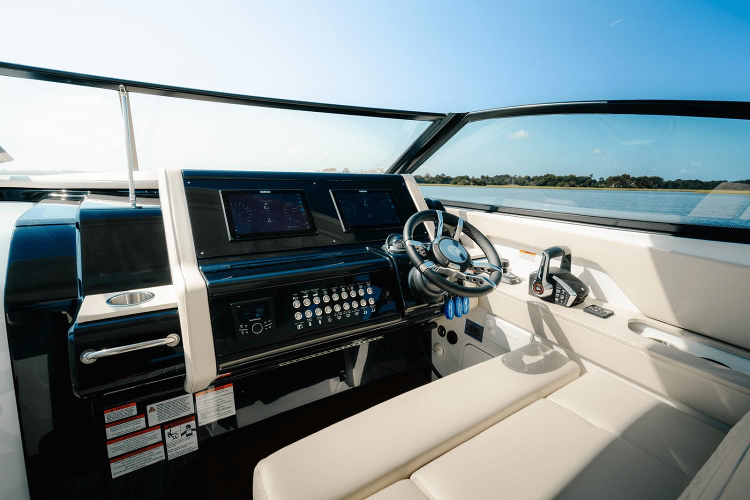 2025-cruisers-yachts-38-gls-outboard-power-9299920-969111584-0-300920240700-12