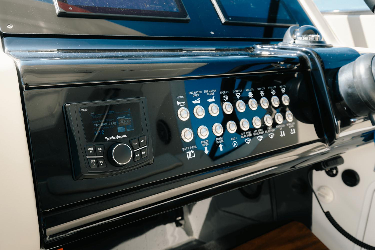 2025-cruisers-yachts-38-gls-outboard-power-9299920-969111590-0-300920240700-15