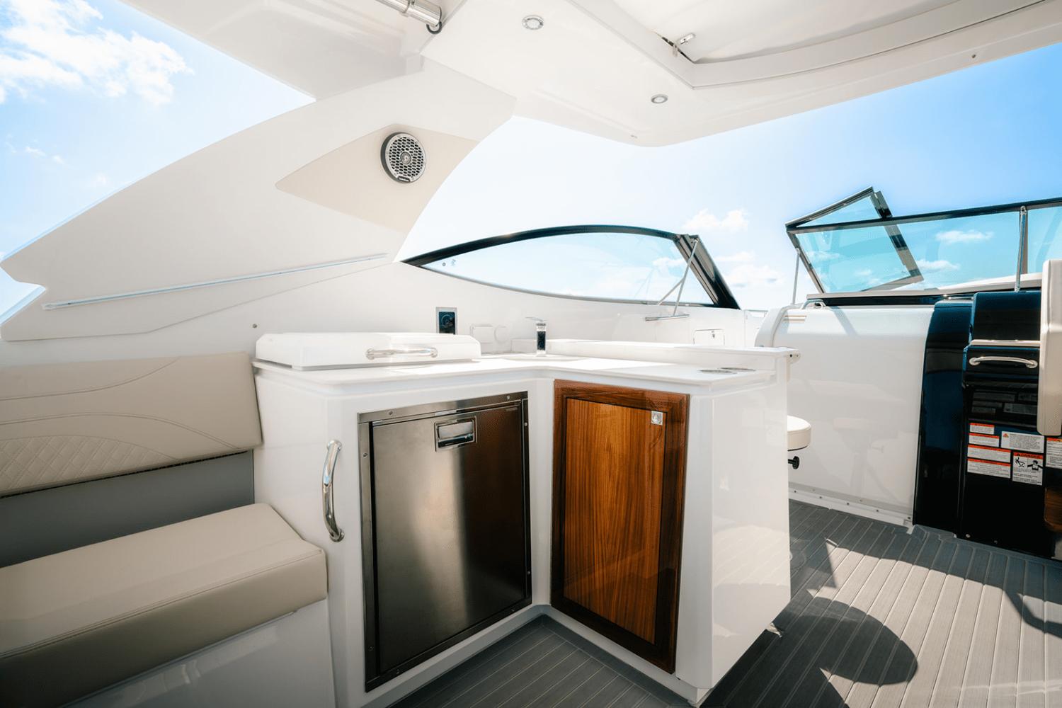 2025-cruisers-yachts-38-gls-outboard-power-9299920-969111600-0-300920240700-9