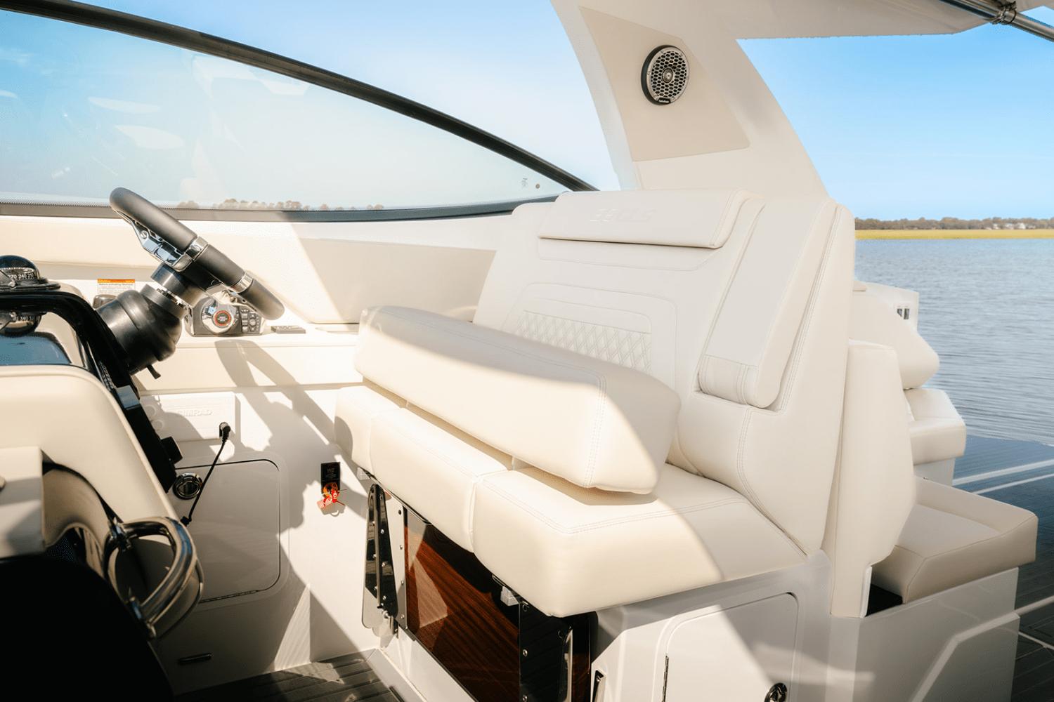 2025-cruisers-yachts-38-gls-outboard-power-9299920-969111601-0-300920240700-13
