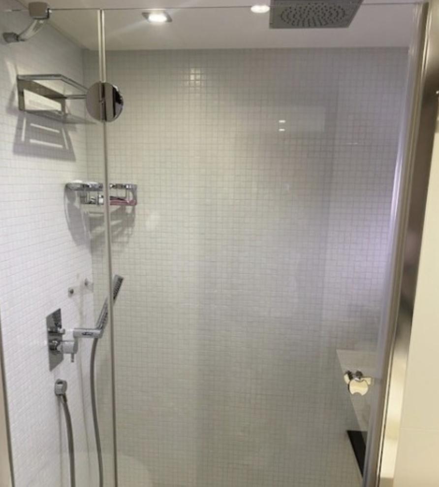 Pershing 64 - SoundView - Shower