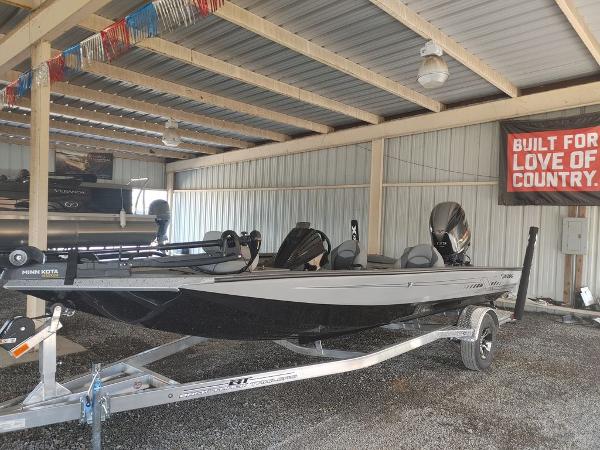 2021 Xpress boat for sale, model of the boat is X19 Pro & Image # 1 of 18