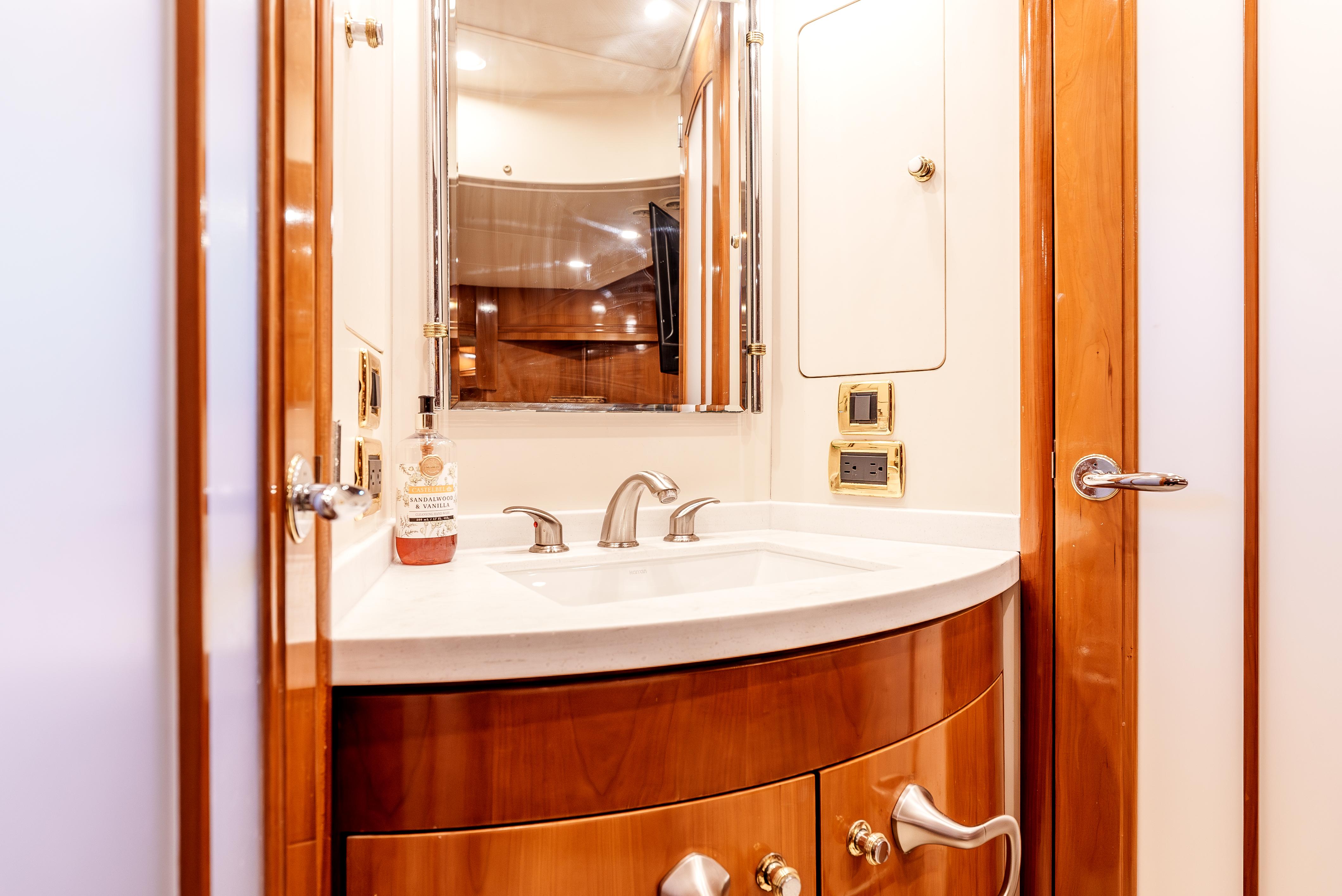 2001-carver-570-voyager-pilothouse-power-9749934-20250512152815768-1_XLARGE