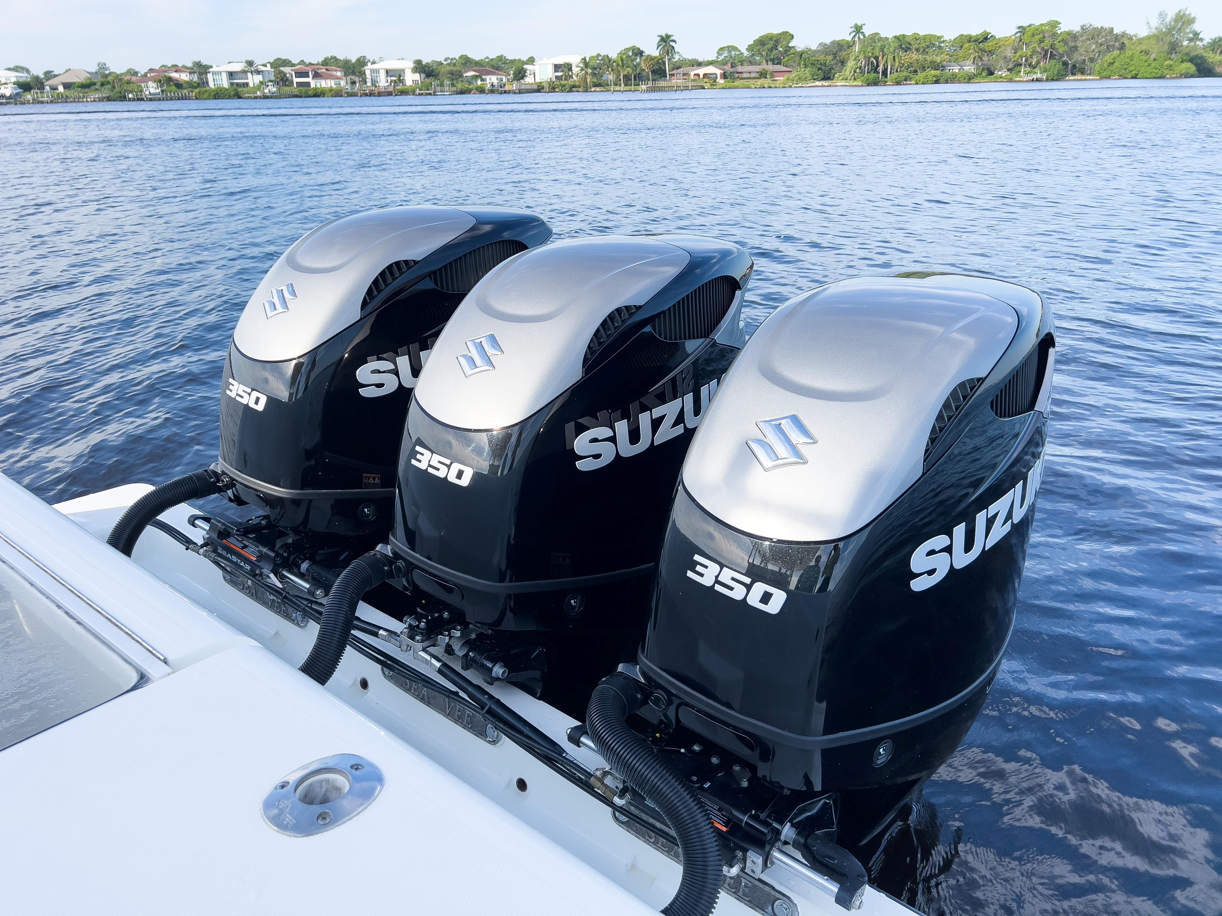 SeaVee 39 Deam Maker - Triple Suzuki Outboard Engines