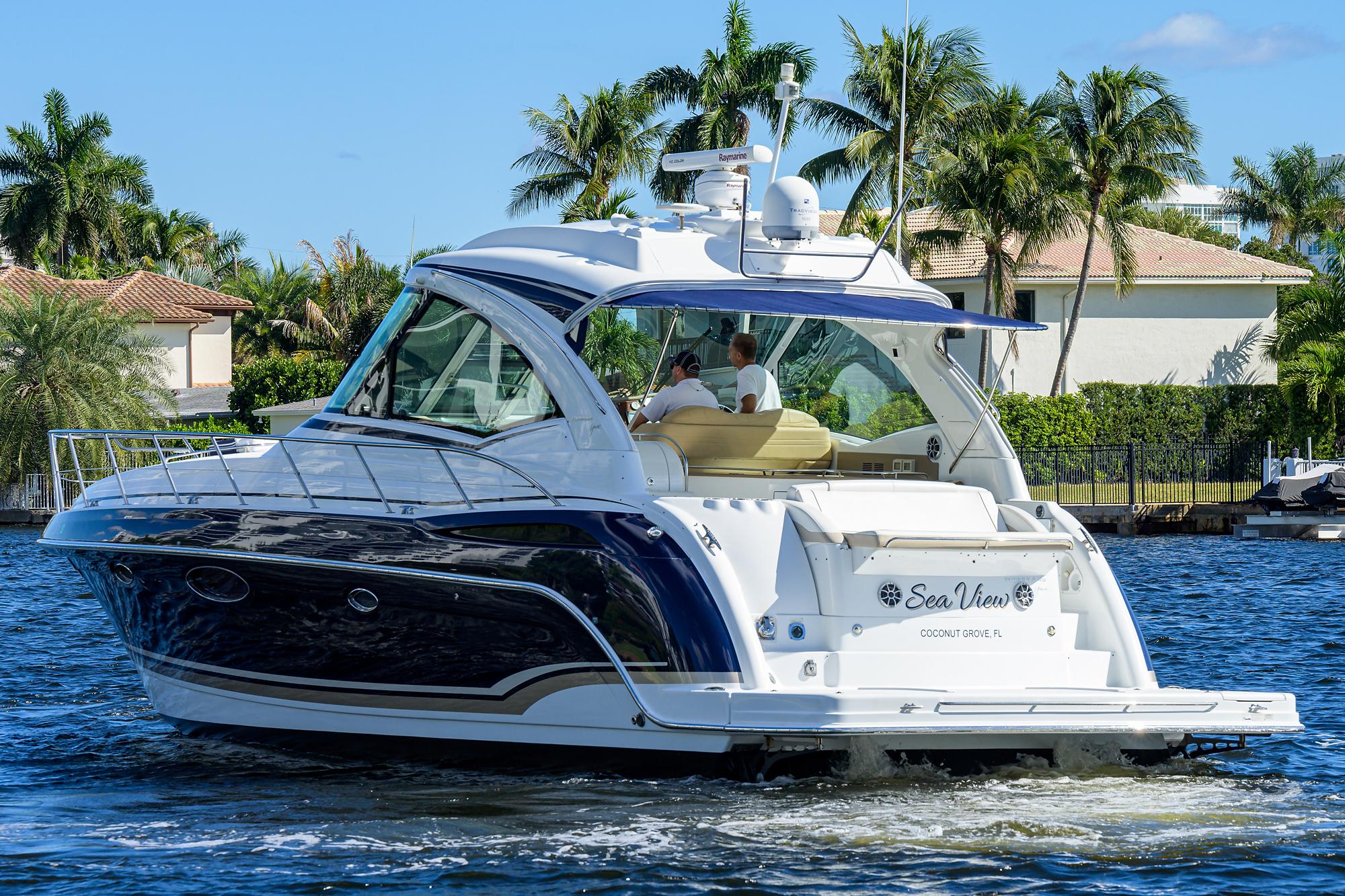 Formula 45 - Sea View - Exterior aft profile on water
