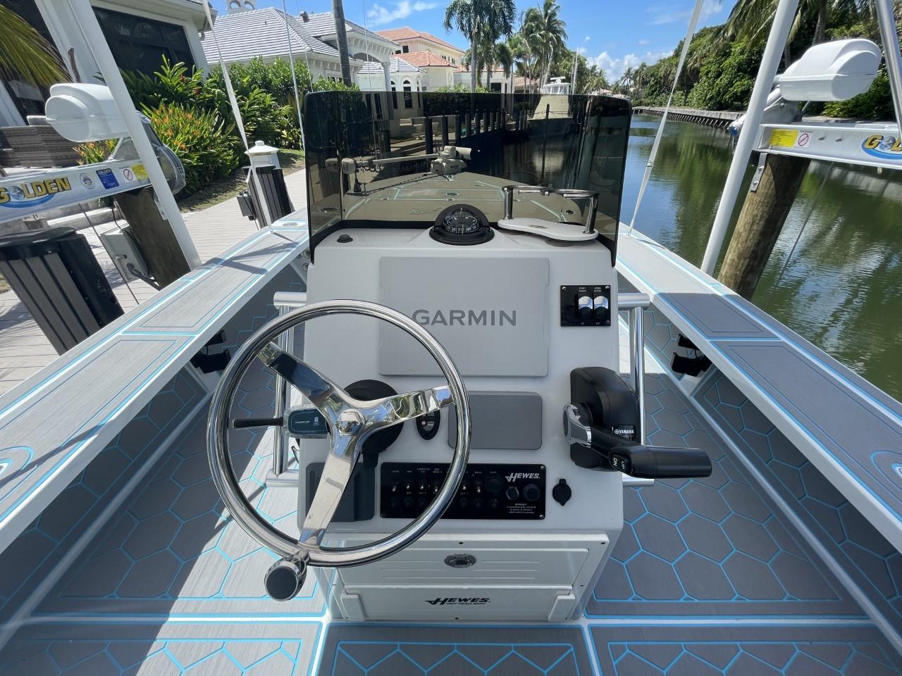 Hewes 21 - exterior Helm