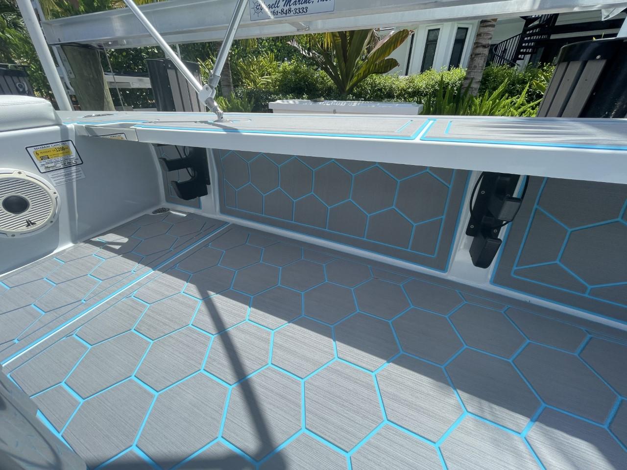 Hewes 21 - exterior storage
