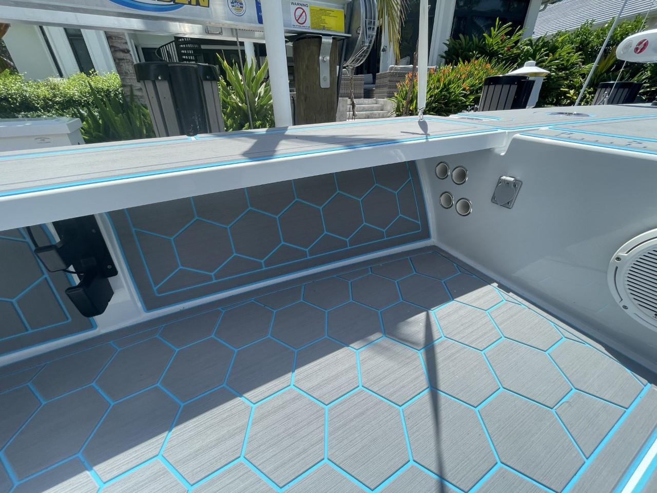 Hewes 21 - exterior storage