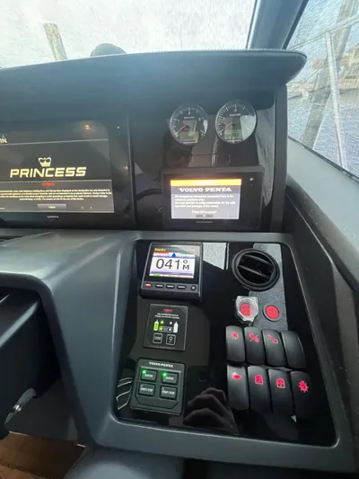 Seven Yacht Photos Pics 