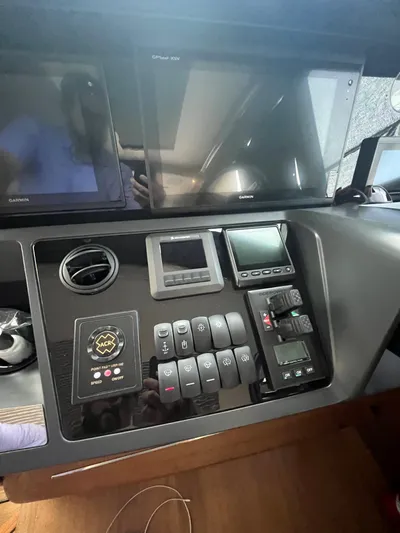 Seven Yacht Photos Pics 