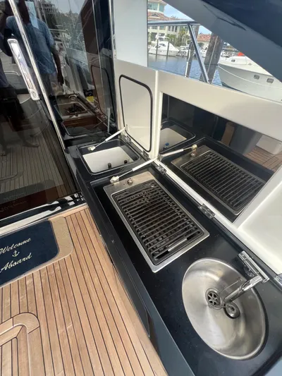 Seven Yacht Photos Pics 