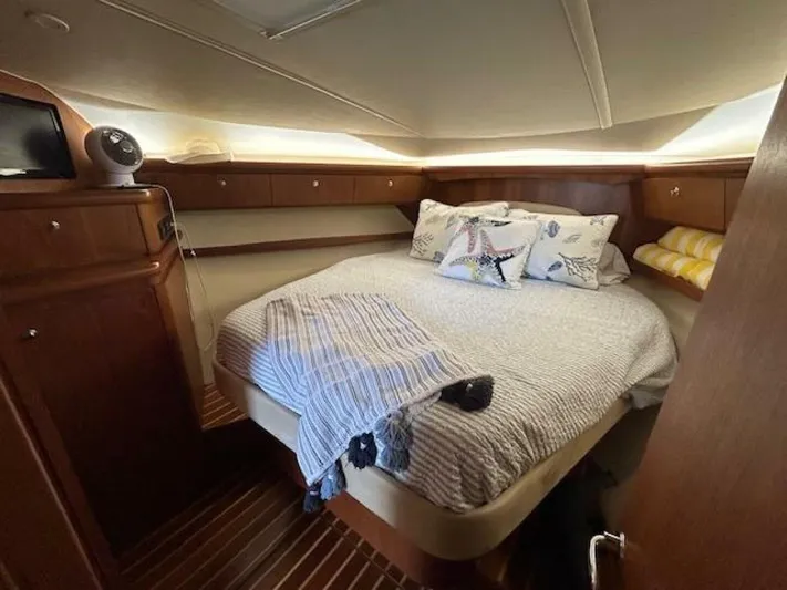Absolutely Yacht Photos Pics 2006 Tiara Yachts Open cabin with cozy bed and wooden interior.