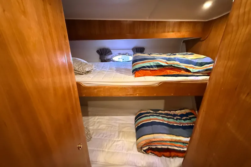 Hukilau Yacht Photos Pics Cozy bunk beds in 2003 Navigator 4800 yacht cabin with colorful bedding.