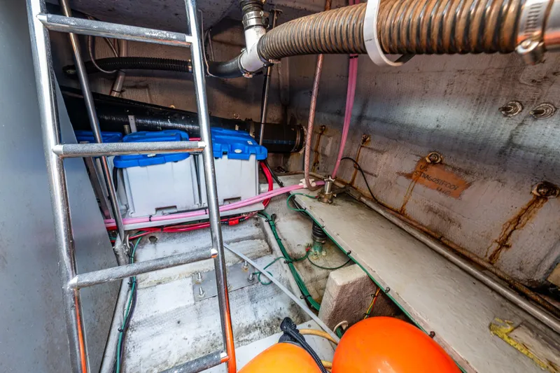 Infinite Yacht Photos Pics Engine room of 2001 Silverton 410 Sport Bridge with batteries and wiring.