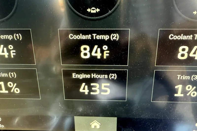  Yacht Photos Pics Display showing coolant temperature at 84°F and engine hours at 435 on Statement 350 Open.