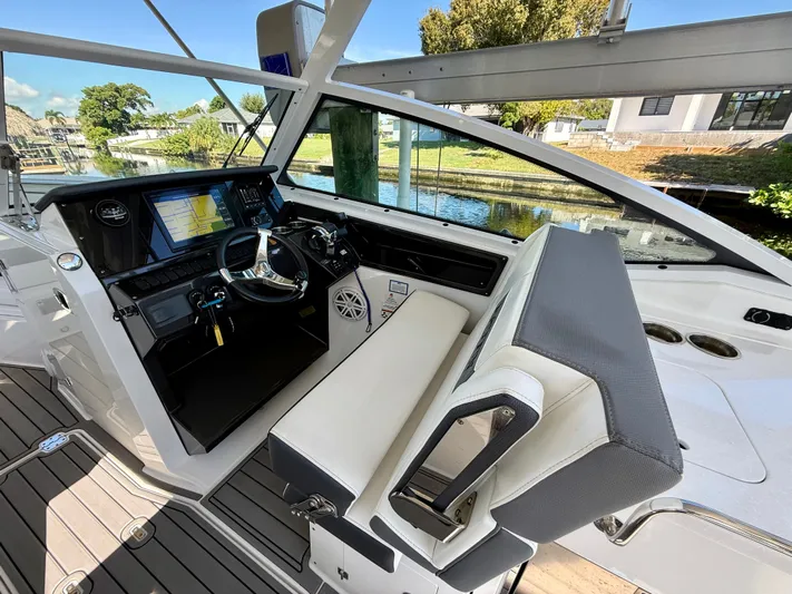  Yacht Photos Pics 2019 Blackfin 272 DC boat helm with modern controls and navigation system.