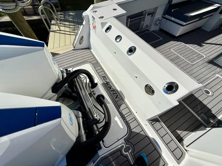  Yacht Photos Pics 2019 Blackfin 272 DC boat deck with dual engines and seating area.