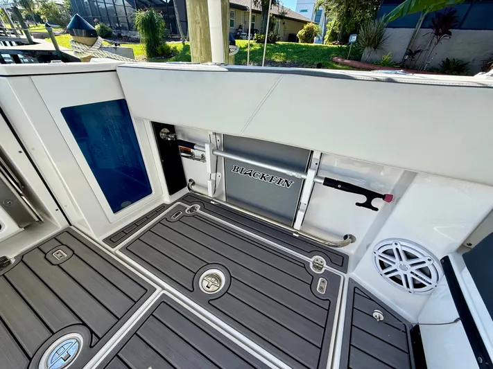  Yacht Photos Pics 2019 Blackfin 272 DC boat interior with sleek deck and storage features.