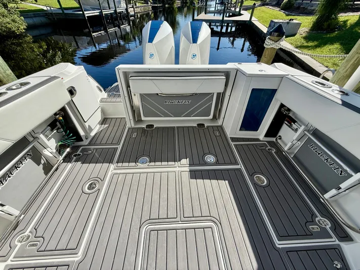  Yacht Photos Pics 2019 Blackfin 272 DC boat deck with sleek design and modern features.