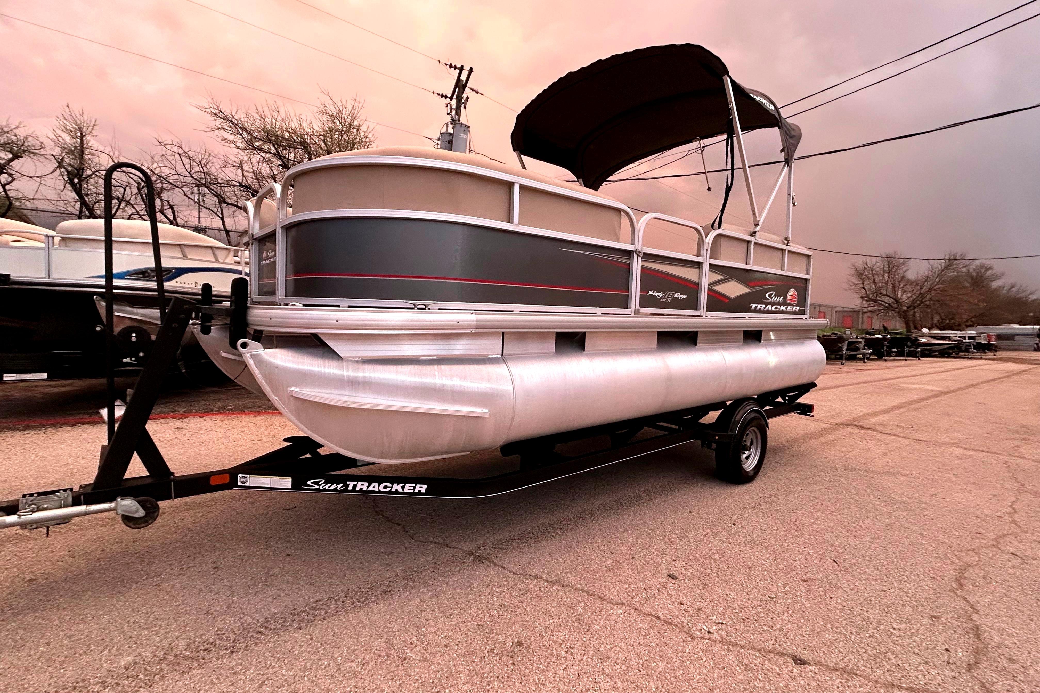 Sun Tracker Party Barge 18 DLX