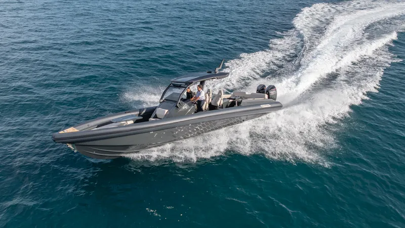New 2025 Skipper 38 Twin 500 Yacht Photos Pics 2025 Skipper-BSK 38 speedboat cruising on open water, creating a dynamic wake.