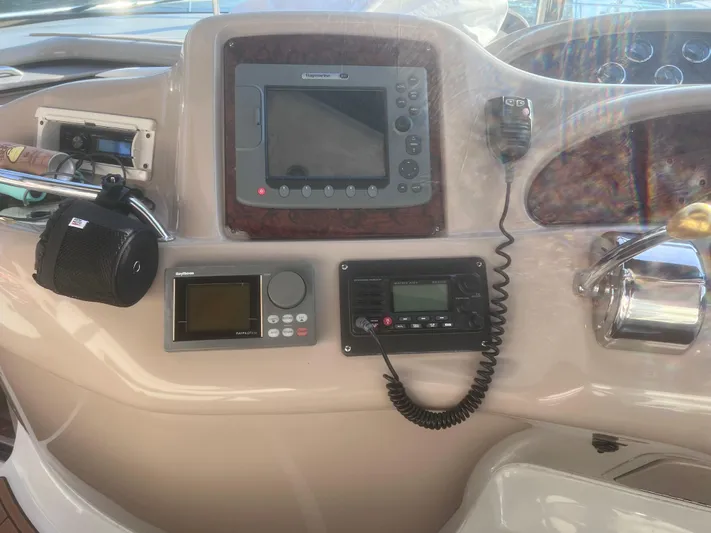 Phantom Yacht Photos Pics Control panel of a 2000 Sea Ray 460 Sundancer yacht with navigation equipment.