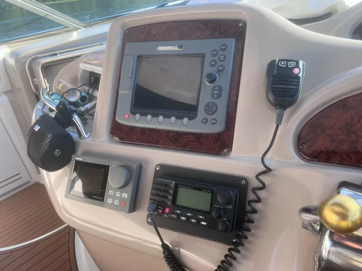 Phantom Yacht Photos Pics Control panel of a 2000 Sea Ray 460 Sundancer boat with navigation equipment.