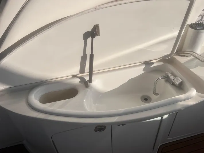 Phantom Yacht Photos Pics Outdoor sink on a 2000 Sea Ray 460 Sundancer yacht.