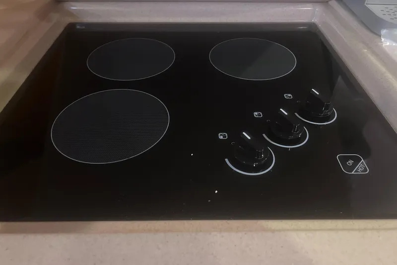 Phantom Yacht Photos Pics Stovetop on 2000 Sea Ray 460 Sundancer yacht, featuring four burners and control knobs.