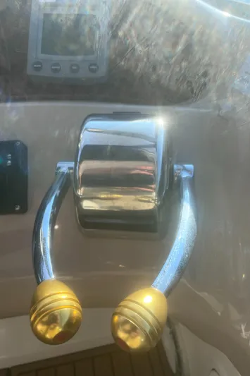 Phantom Yacht Photos Pics Throttle controls on a 2000 Sea Ray 460 Sundancer yacht.