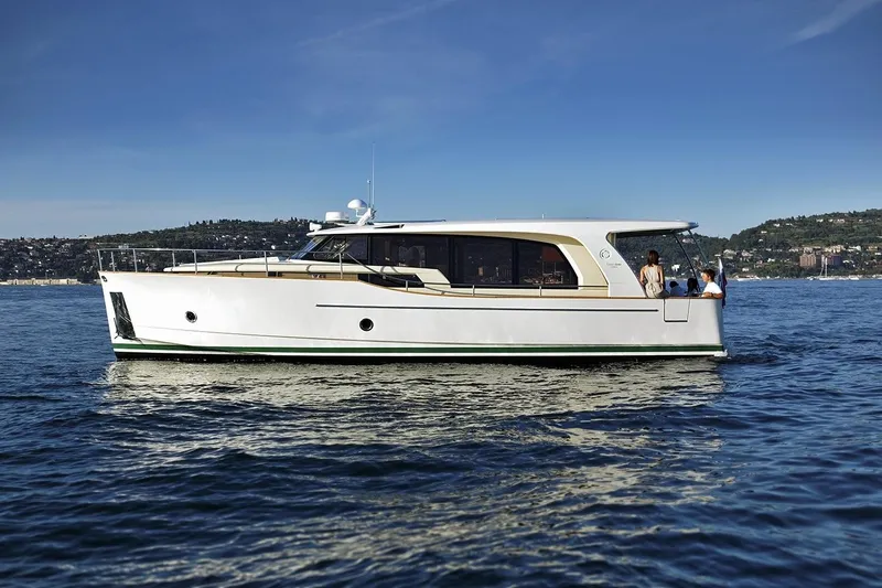 Green Eye Lady Yacht Photos Pics Manufacturer Provided Image