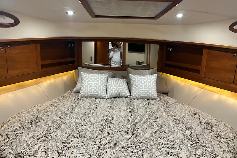 “no Name” Yacht Photos Pics Luxurious 2017 Palm Beach PB42 yacht cabin with elegant bedding and ambient lighting.