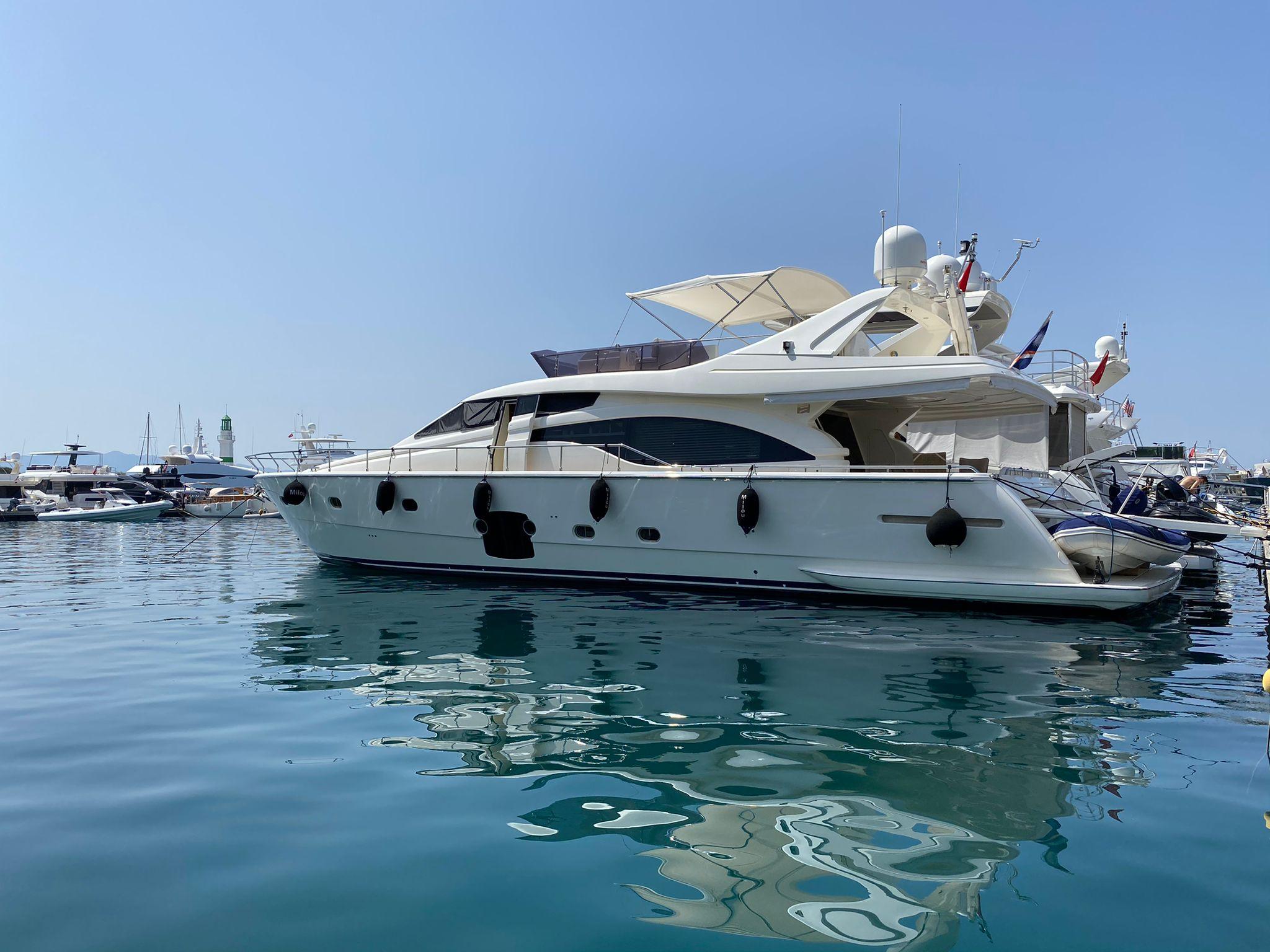 2012 Ferretti Yachts 700