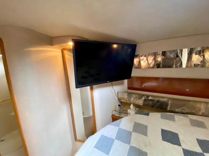  Yacht Photos Pics Interior of 1996 Sea Ray 450 Sundancer with TV and bed.