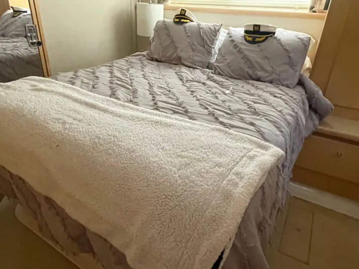  Yacht Photos Pics Cozy bedroom in 1998 Carver 445 Aft Cabin Motor Yacht.