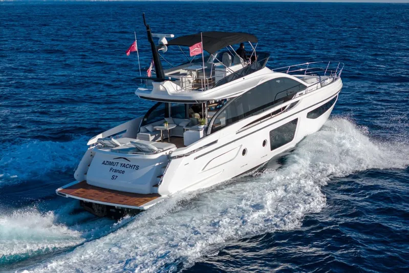  Yacht Photos Pics 2023 Azimut S7 yacht cruising on open sea, showcasing luxury design and performance.