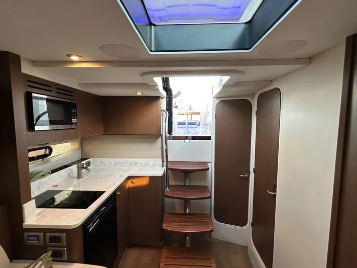 Natsu Yacht Photos Pics 