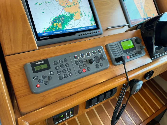 Island Girl Yacht Photos Pics Helm Control