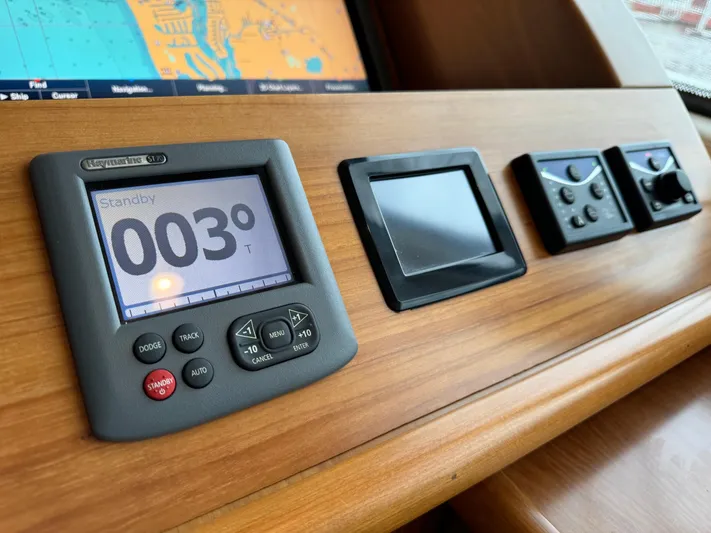 Island Girl Yacht Photos Pics Helm Control