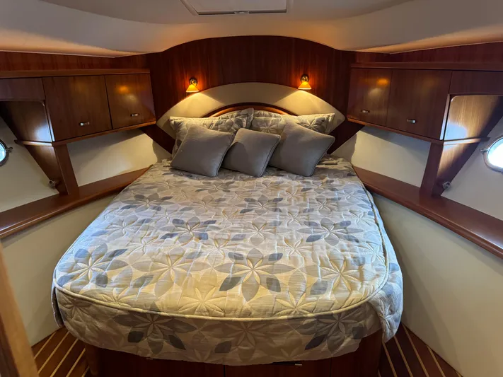 Island Girl Yacht Photos Pics Forward Stateroom