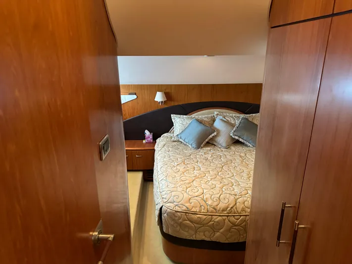 Island Girl Yacht Photos Pics Master Stateroom