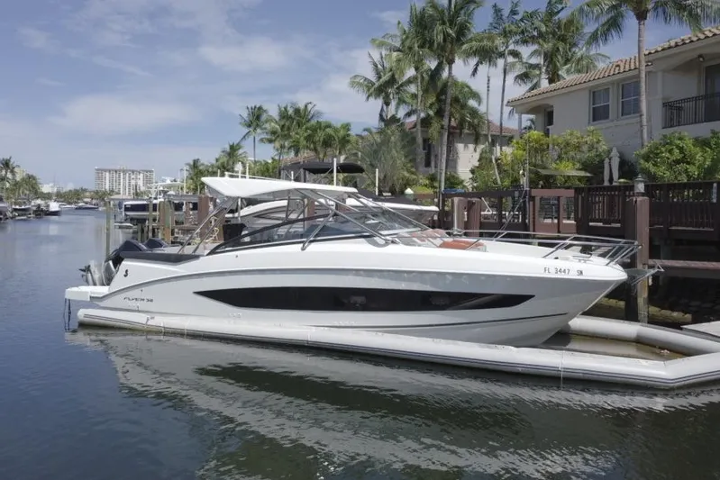  Yacht Photos Pics 2020 Beneteau 32' Flyer 10