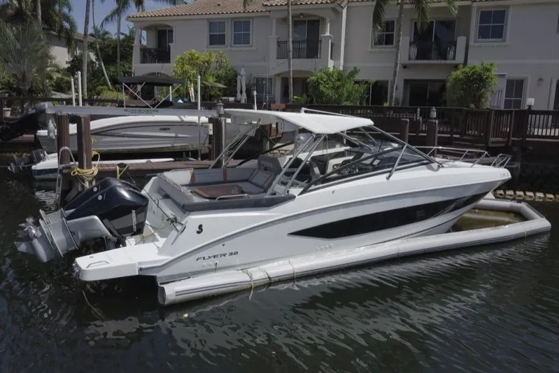  Yacht Photos Pics 2020 Beneteau 32' Flyer 10