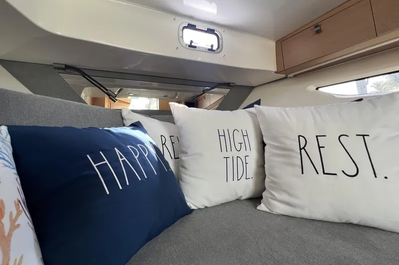  Yacht Photos Pics 2020 Beneteau 32' Flyer 10