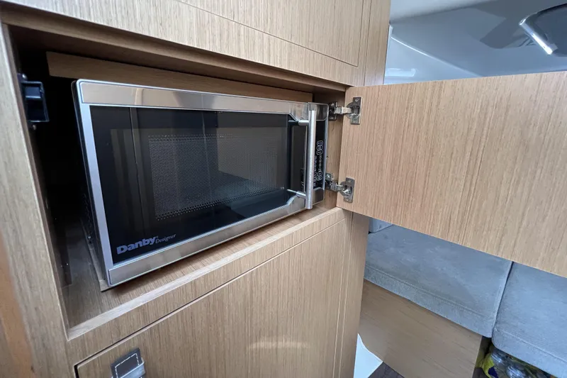  Yacht Photos Pics 2020 Beneteau 32' Flyer 10