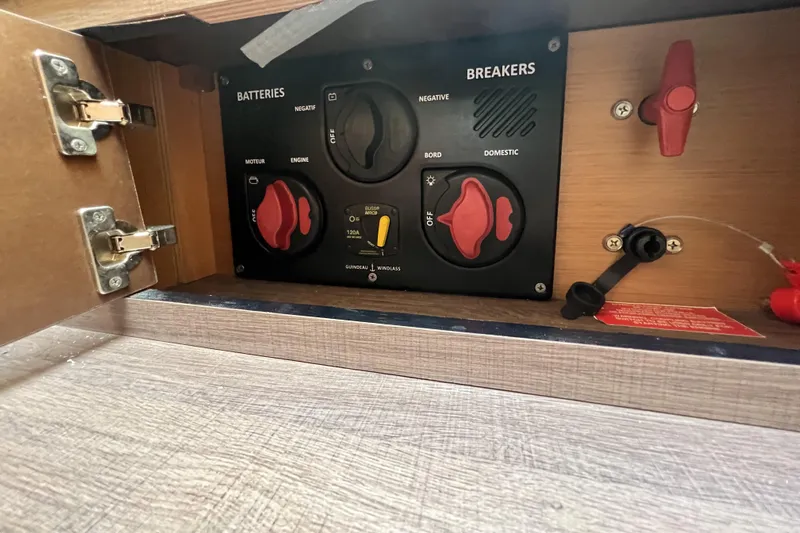  Yacht Photos Pics 2020 Beneteau 32' Flyer 10