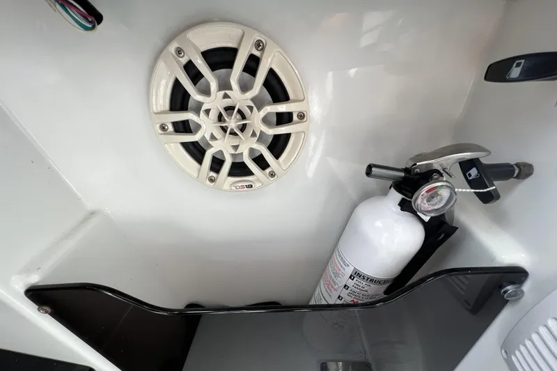  Yacht Photos Pics 2020 Beneteau 32' Flyer 10