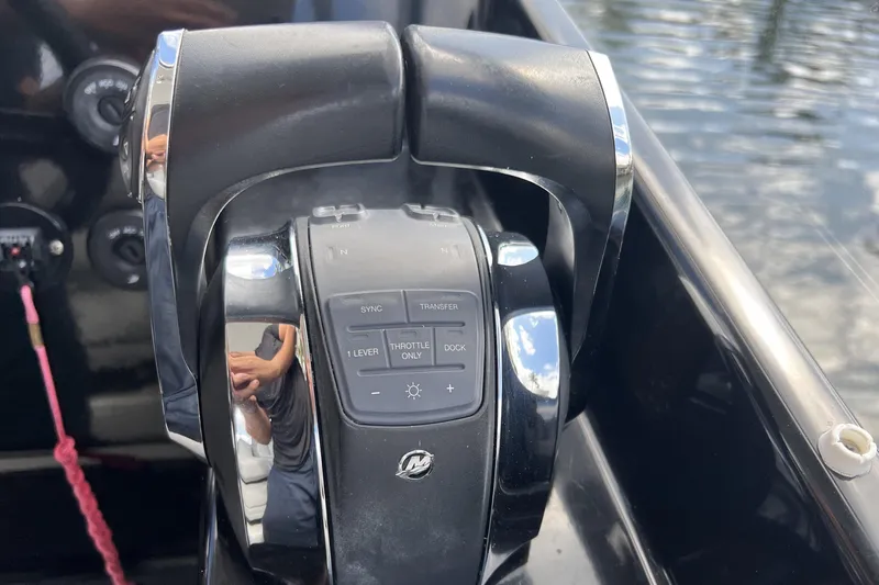  Yacht Photos Pics 2020 Beneteau 32' Flyer 10