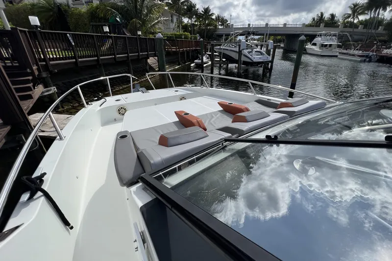  Yacht Photos Pics 2020 Beneteau 32' Flyer 10