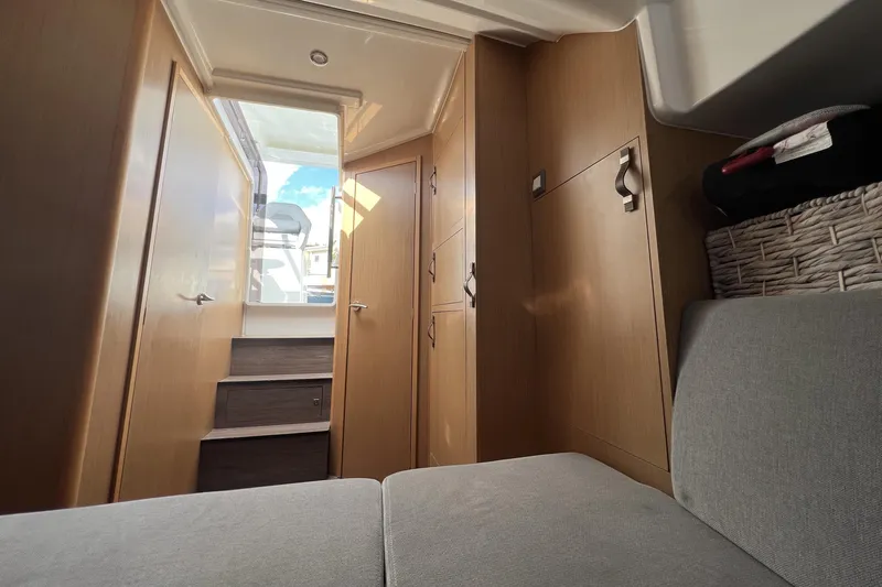  Yacht Photos Pics 2020 Beneteau 32' Flyer 10